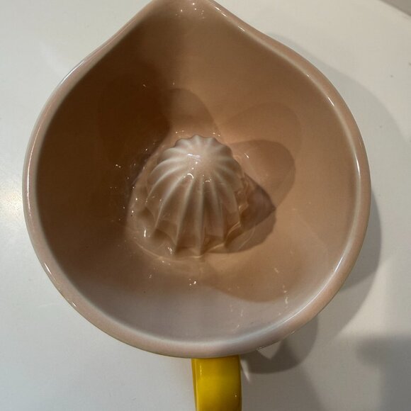 *Rare Color* Yellow/Dijon Citrus Juicer | Le Creuset - Picture 4 of 5